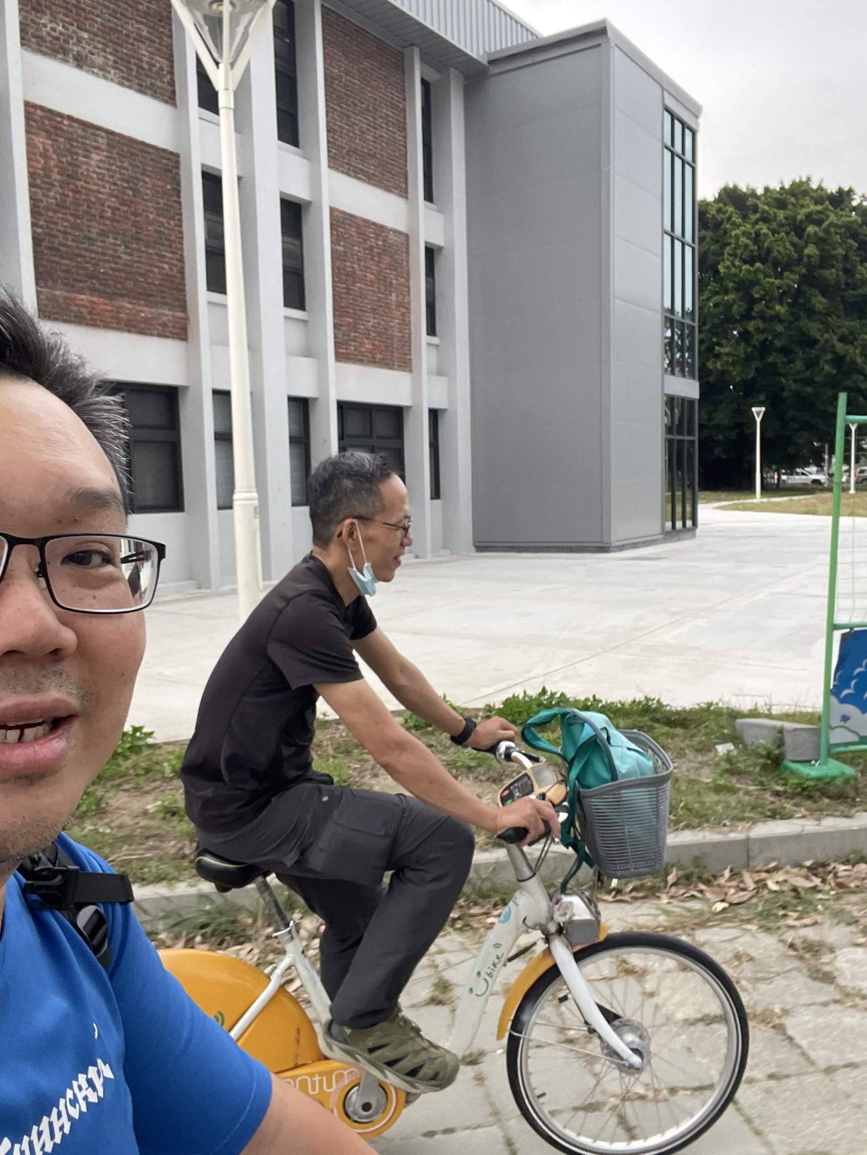 老夥伴騎車